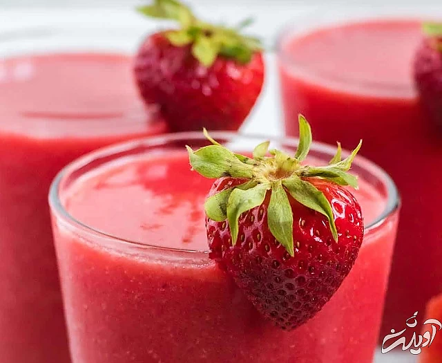 سرو کردن اسموتی هندوانه و توت فرنگی سرو کردن اسموتی هندوانه و توت فرنگی